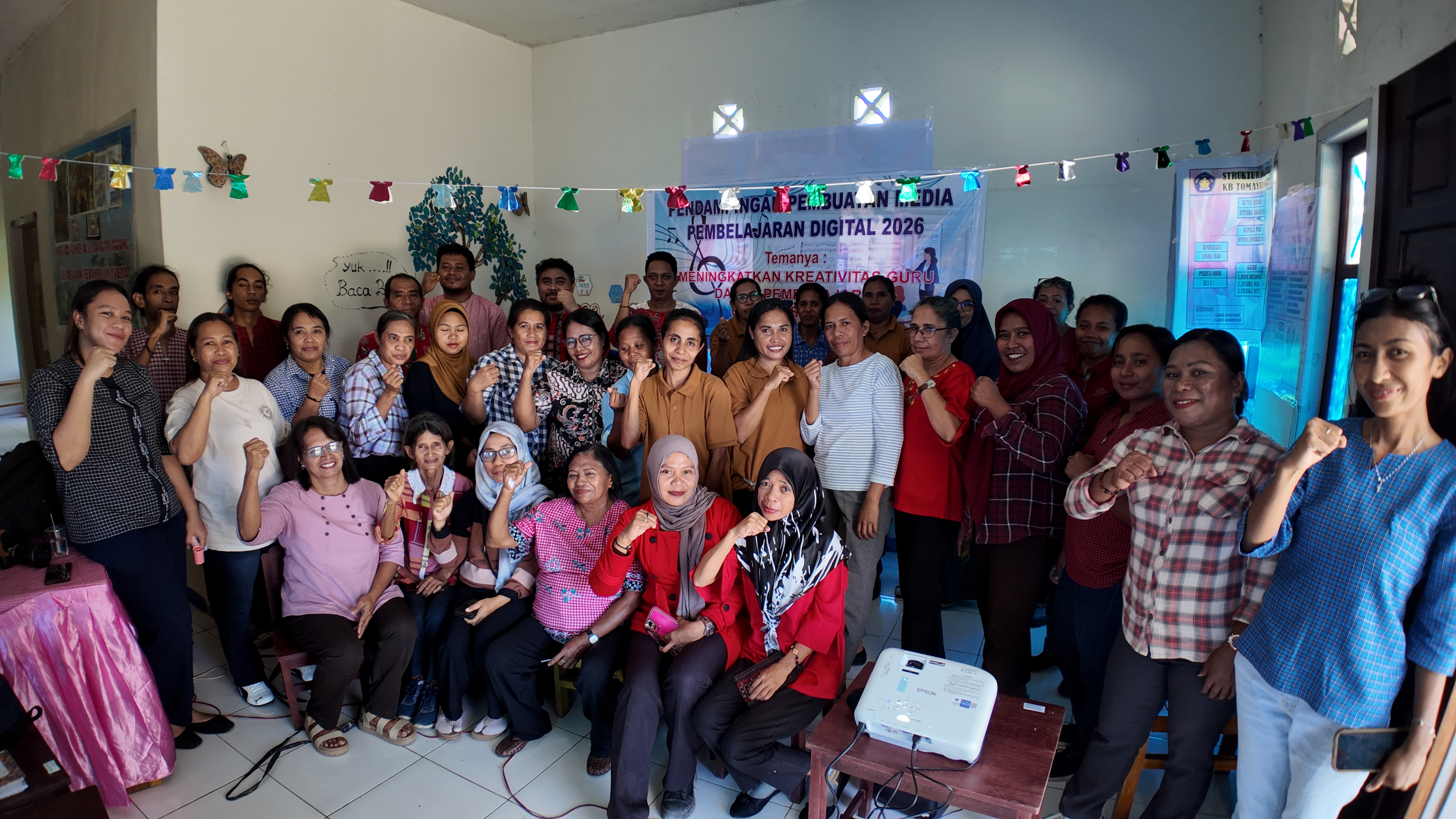 Program Studi Pendidikan Seni Musik, Fakultas Seni Keagamaan Kristen (FSKK) IAKN Ambon Dampingi Guru di Kairatu Kembangkan Media Pembelajaran Digital