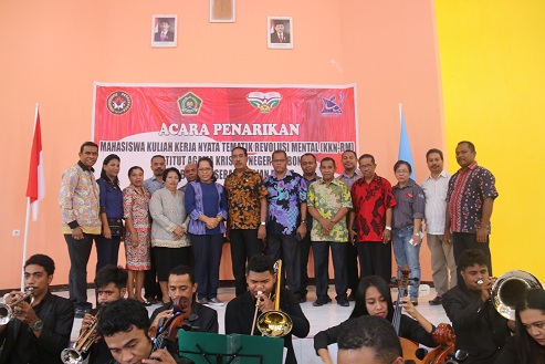 Mahasiswa KKN Revolusi Mental IAKN Ambon Bertolak dari Kab. Seram Bagian Barat