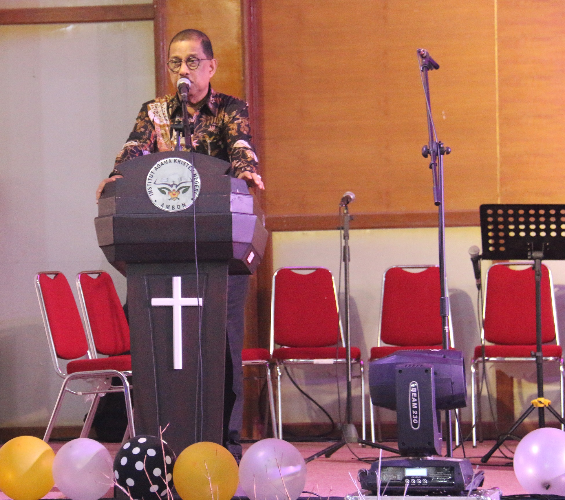 Walikota Ambon membuka live Concert Unity in Diversity Music  Prodi Pendidikan Seni Musik IAKN Ambon.
