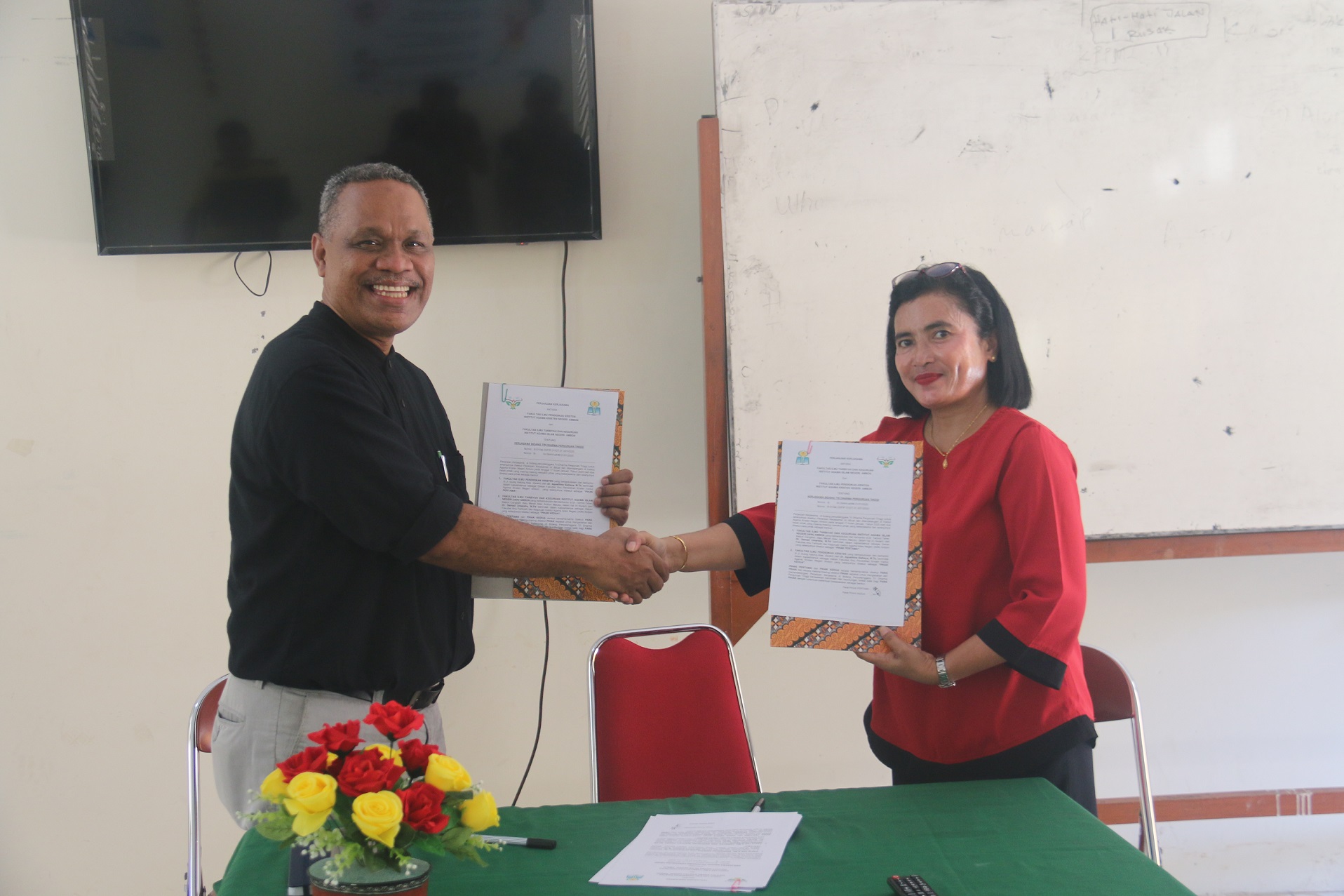 Naskah Kerjasama (MoU) antara FIPK IAKN Ambon dan Fakultas Tarbiyah & Pendidikan IAIN Ambon ditandatangani