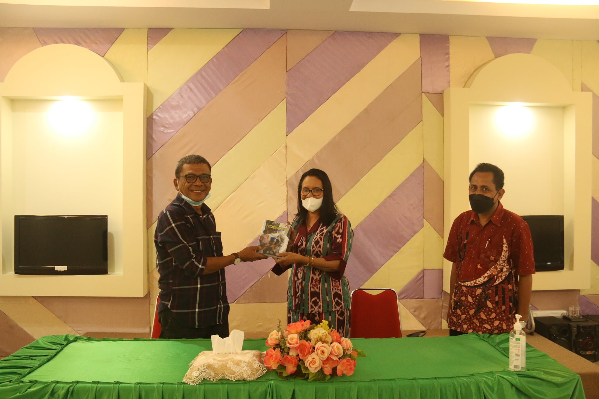 "Mozaik Geliat Umat di Masa Pandemi" adalah Buku yang diberikan Klasis GPM Pulau Ambon kepada IAKN Ambon