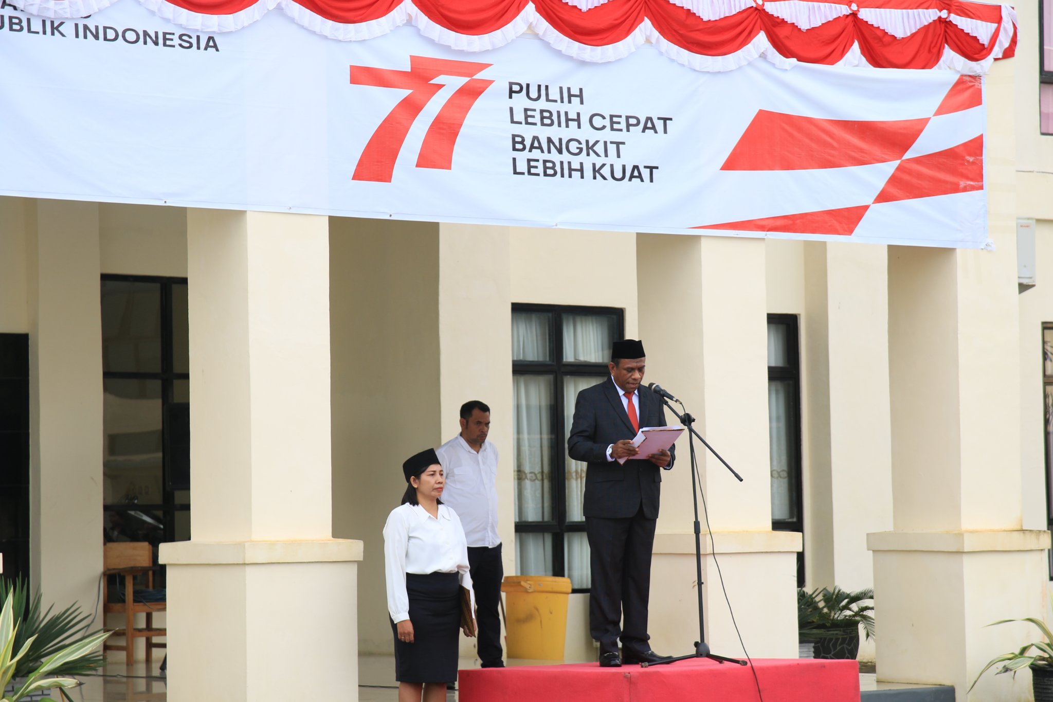 Relevansi Tema HUT RI ke 77 â€œPulih Lebih Cepat, Bangkit Lebih Kuat:â€ disampaikan Rektor pada Upacara Proklamasi ke 77 di lingkup IAKN Ambon.