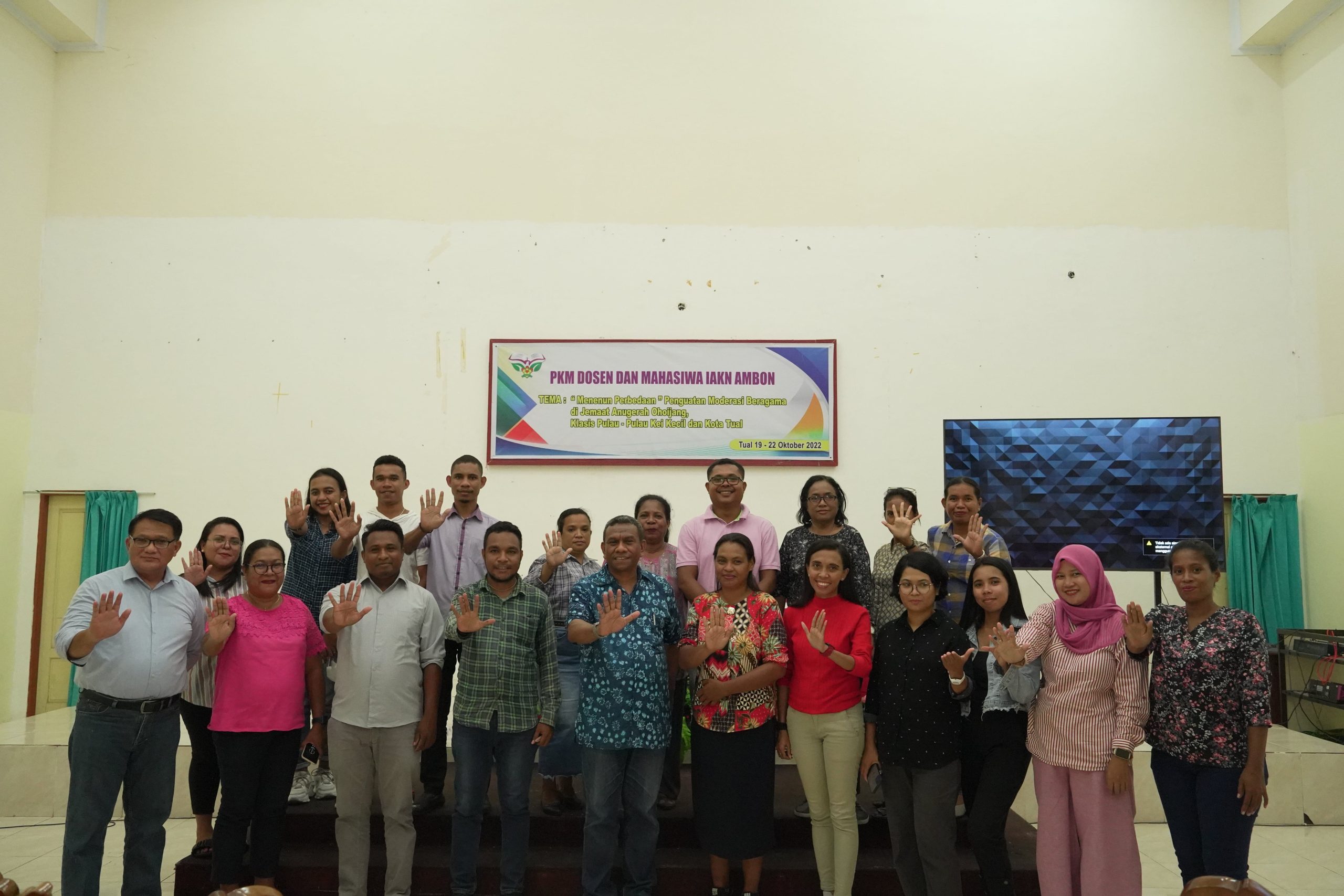 Rektor IAKN Ambon menutup secara resmi rangkaian kegiatan PKM Prodi Agama Budaya di Jemaat GPM Anugerah Ohoijang