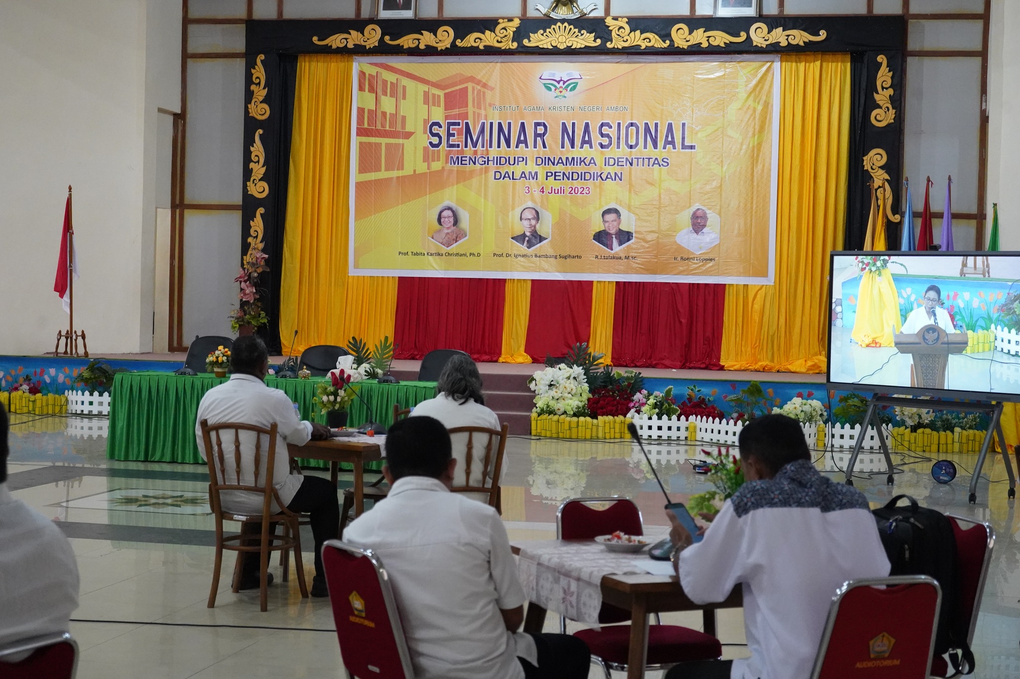 Pascasarjana IAKN Ambon mengelar Seminar Nasional dengan tema "Menghidupi Dinamika Identitas dalam Pendidikan"