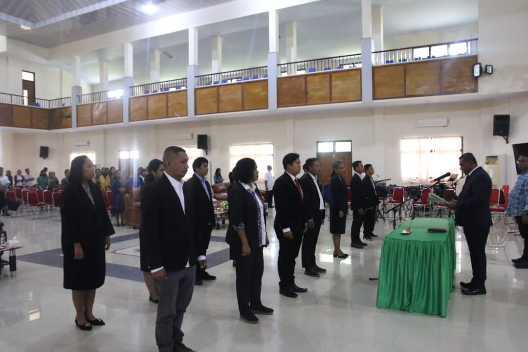 Rektor IAKN Ambon melantik 13 pejabat struktural dilingkungan IAKN Ambon.