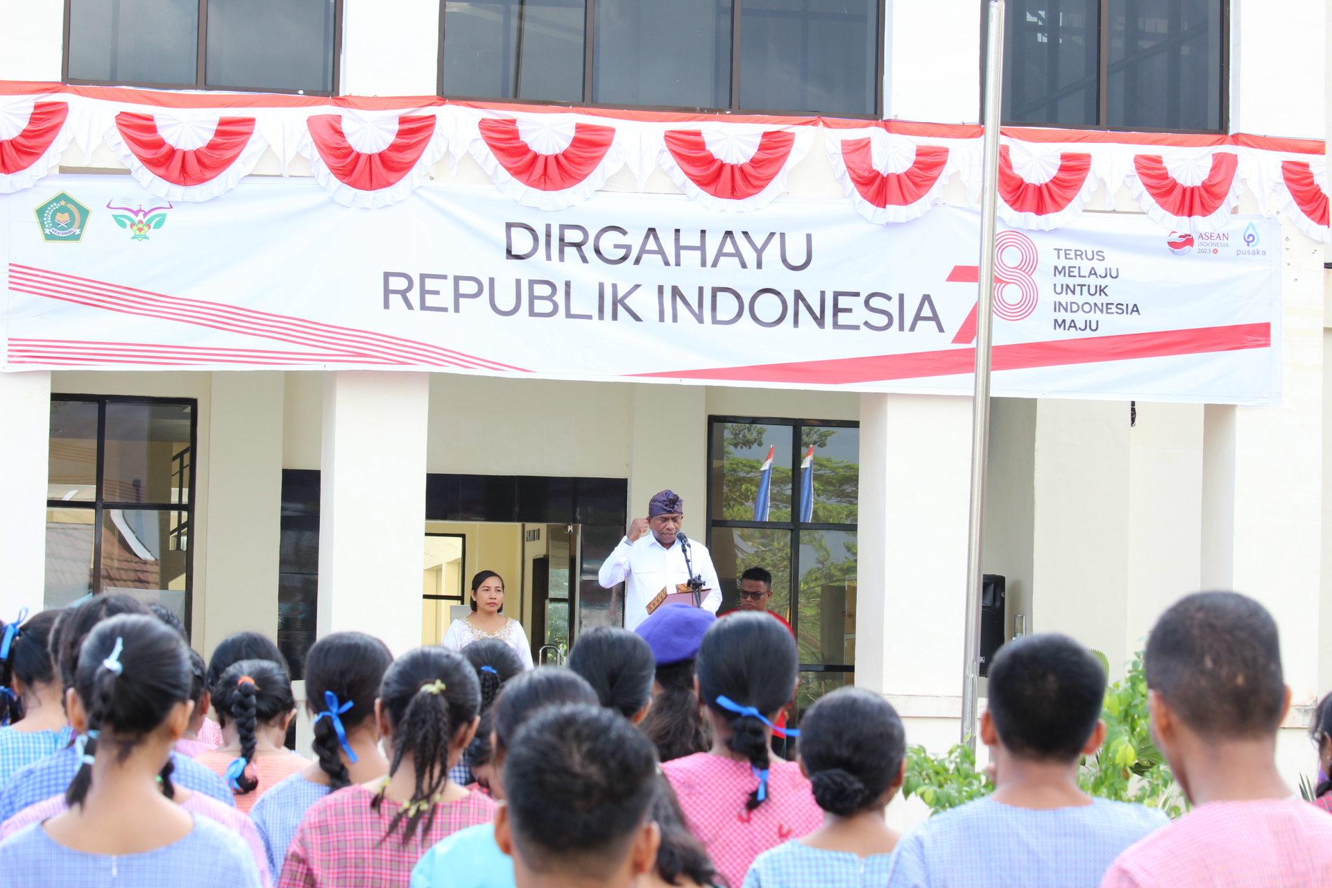 IAKN Ambon Meriahkan HUT RI Ke-78 dengan Upacara Bendera Berpakaian Adat Nusantara