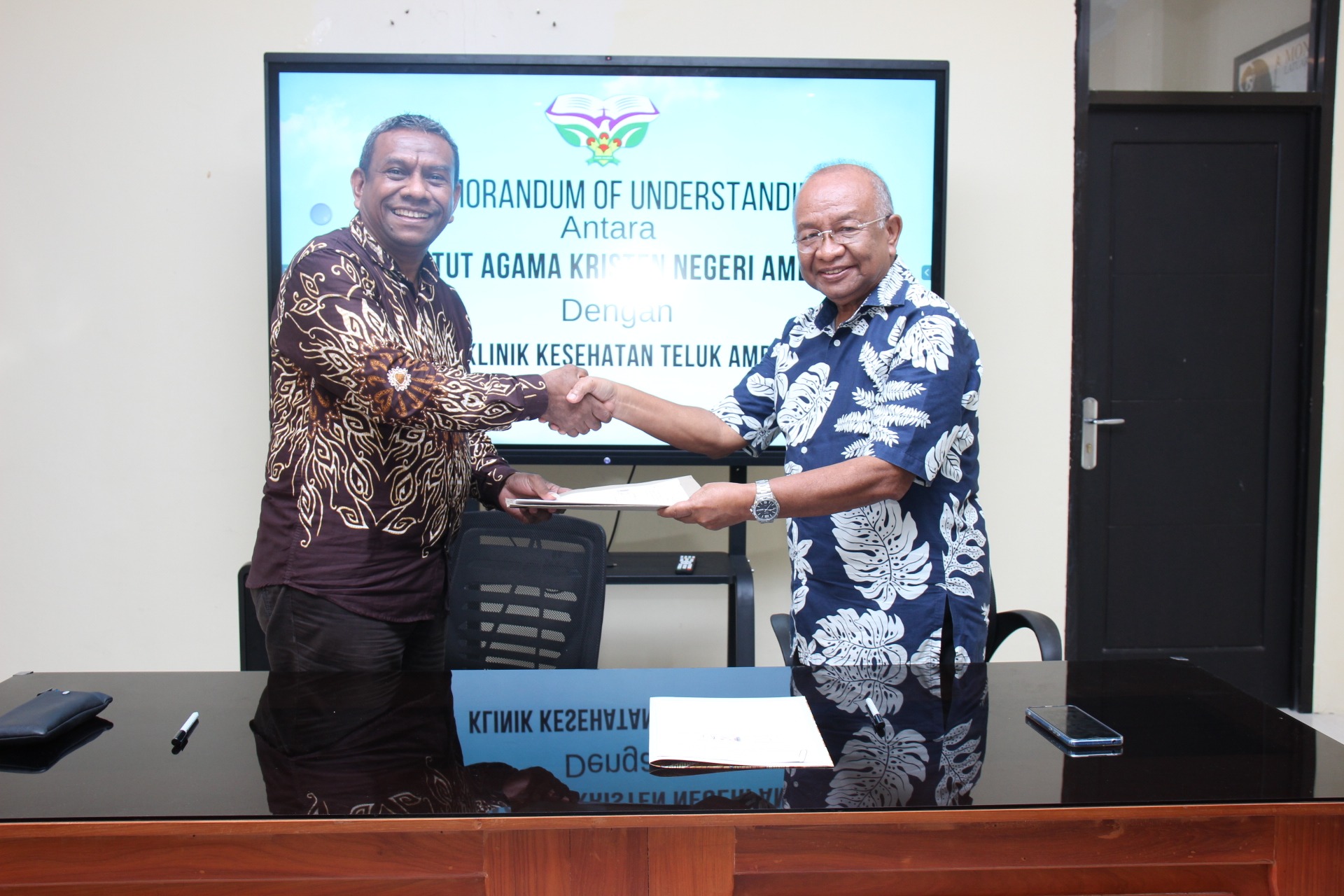Meningkatkan pelayanan Kesehatan kepada Masyarakat, IAKN Ambon lakukan MoU dan MoE dengan Klinik Teluk Ambon