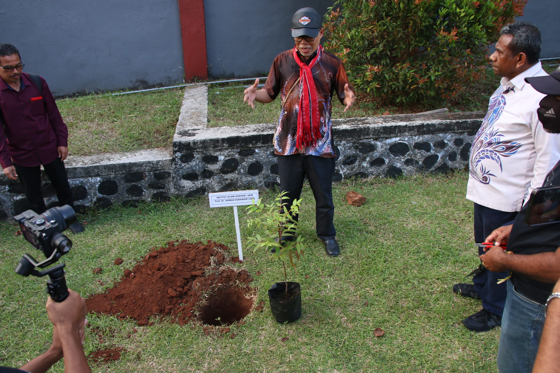 Tanam Pohon Damar, Wujud Persahabatan Lintas Negara di IAKN Ambon