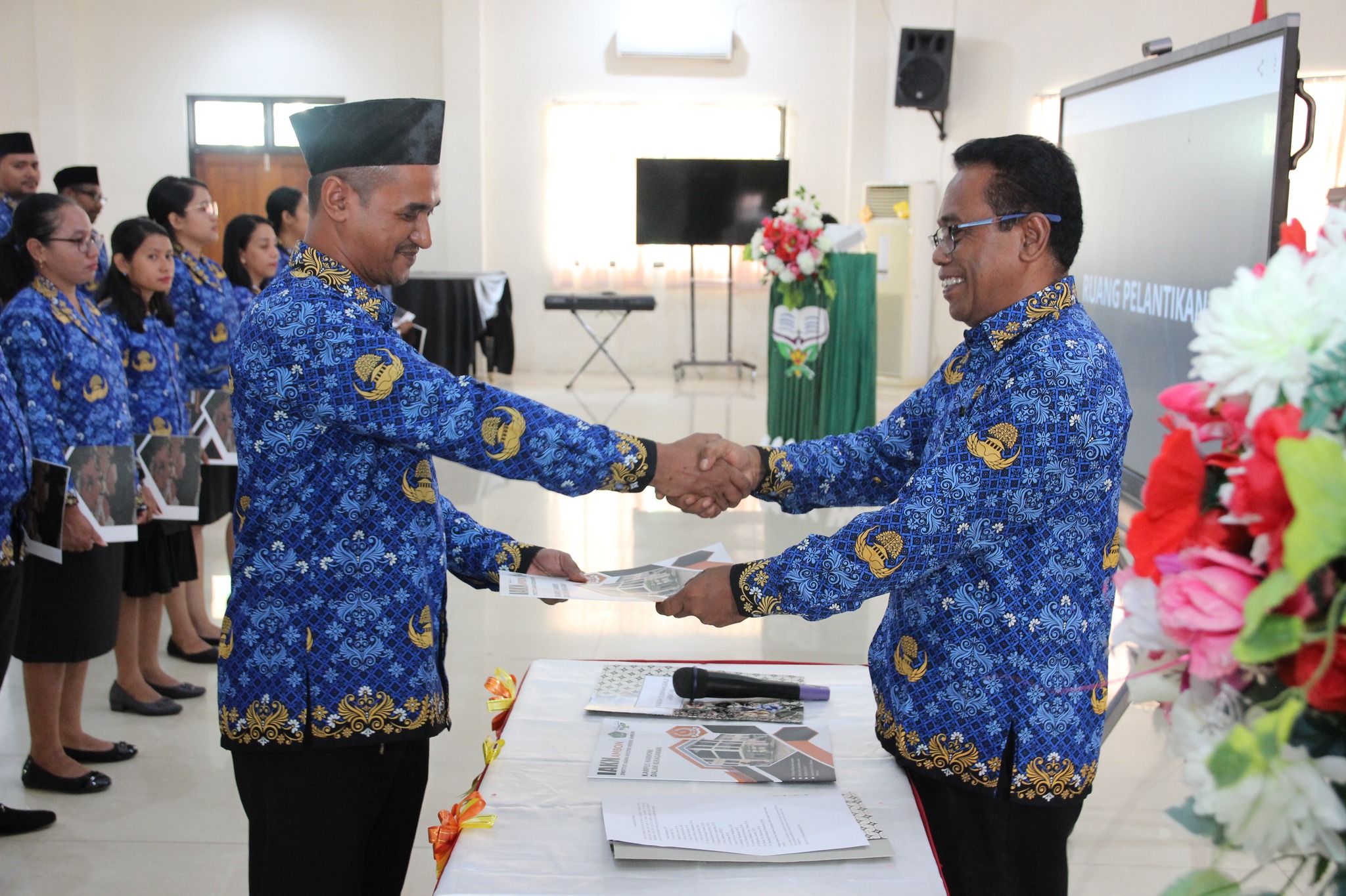 Pelantikan 19 PPPK oleh Plt. Kepala Biro AUAK IAKN Ambon dalam Acara Pengambilan Sumpah Jabatan
