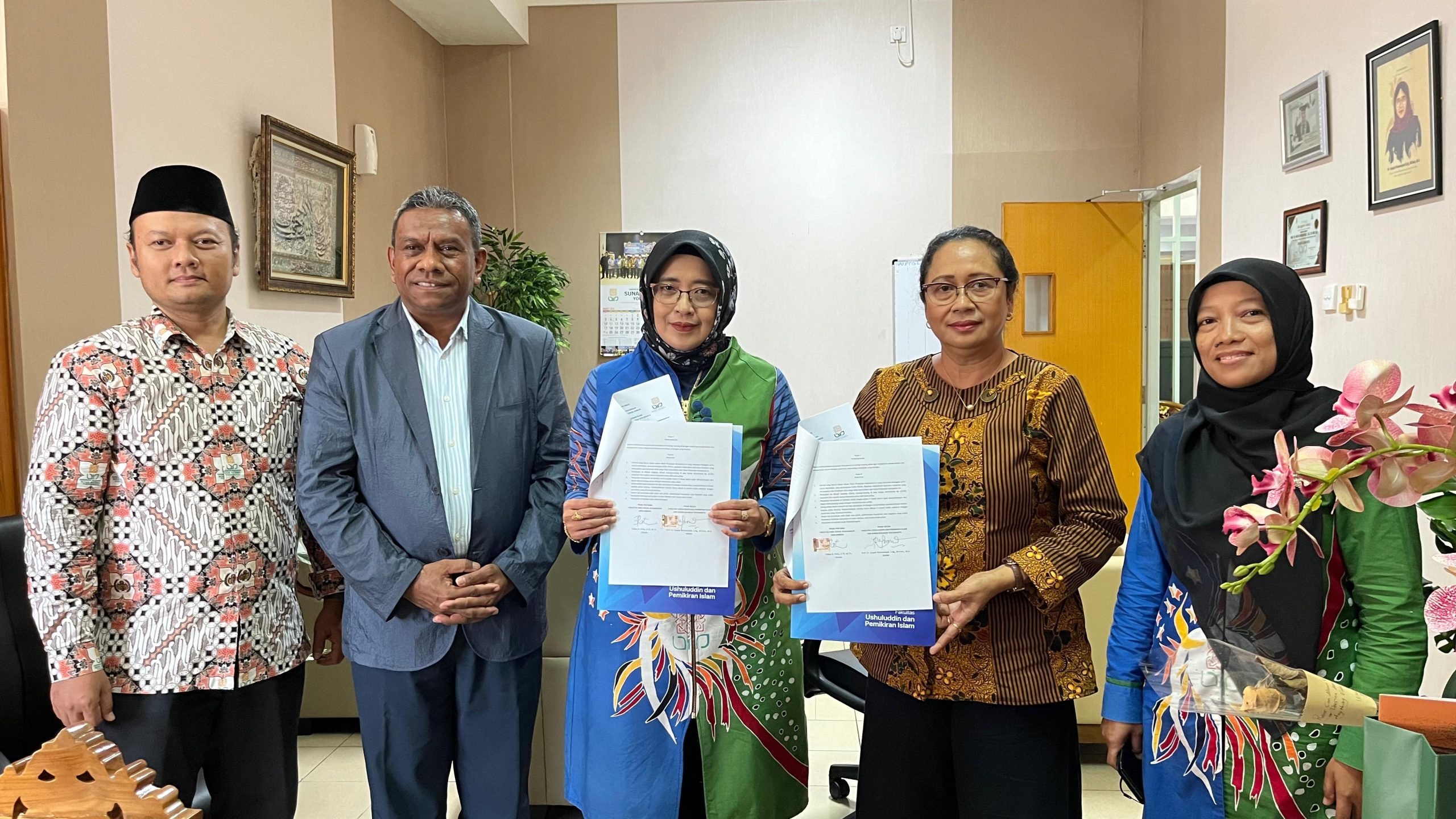 Penandatanganan MoA antara Dekan Fakultas Ilmu Sosial Keagamaan IAKN Ambon dan Dekan Fakultas Ushuluddin dan Pemikiran Islam UIN Sunan Kalijaga Yogyakarta