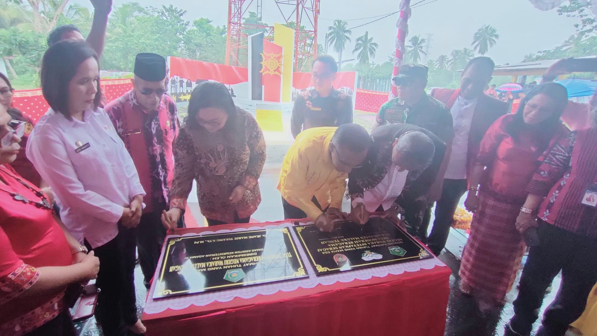 Dirjen Bimas Kristen Kemenag RI Resmikan Tugu Moderasi Beragama di Negeri Waraka, Maluku Tengah.