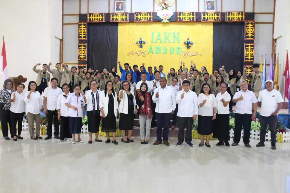 Rektor Melepas Mahasiswa KKN-PPM Living Laboratory Universitas Gajah Mada (UGM) Yogyakarta dan IAKN Ambon