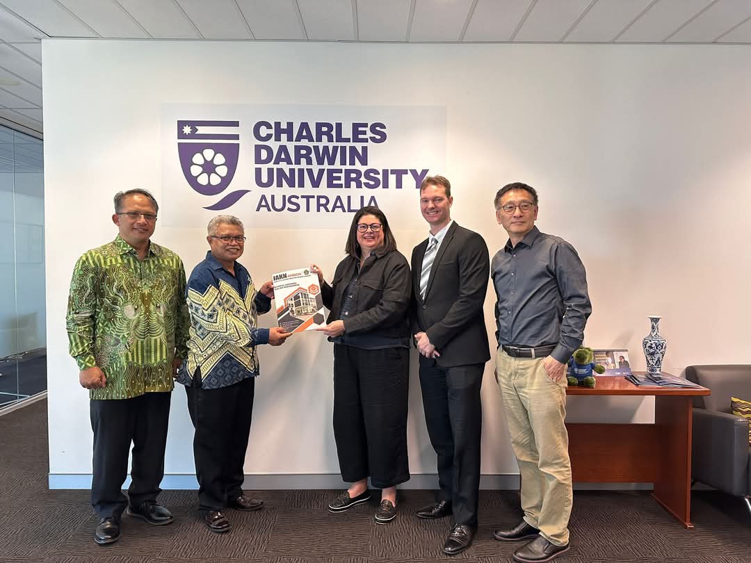 Penyerahan Dokumen MoU antara IAKN Ambln dan Charles Darwin University Australia