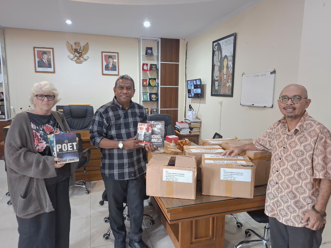 Bantu Literasi Maluku, Yayasan Lontar Nusantara dan Komunitas Bahasa Basudara Salurkan Ratusan Buku ke IAKN Ambon