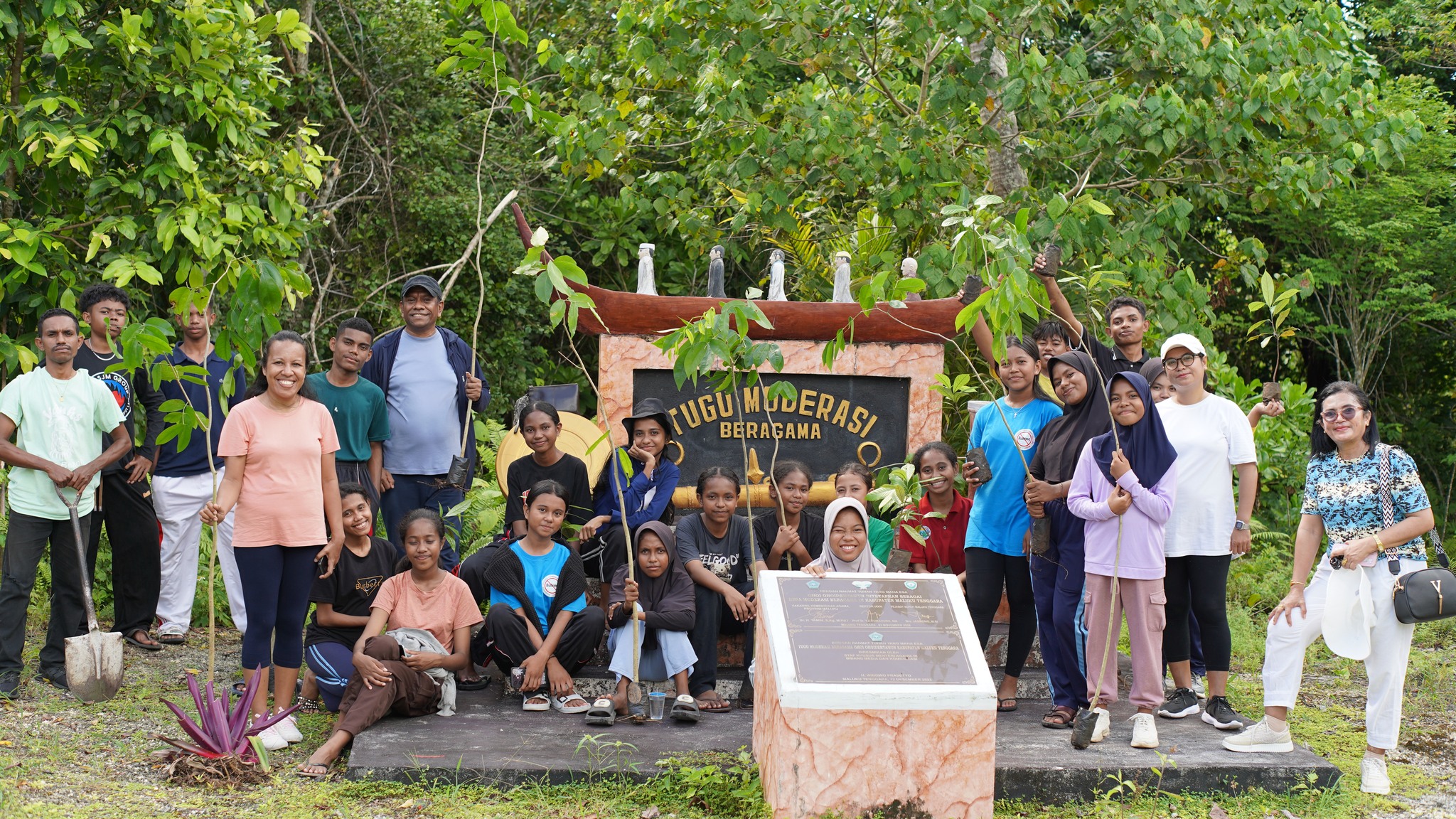 Remaja dan Pemuda Ohoidertawun antusias Tanam Pohon sebagai wujud cinta kepada alam dalam Kurikulum Berbasis Cinta kemenag RI